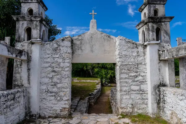 Telchac Yucatan Meksika 'daki Xcambo Maya harabeleri, antik tarihi heykellere, piramitlere ve bereketli manzaraların ortasında sergilenen zengin bir kültürel duvar halısına büyüleyici bir bakış sunuyor.