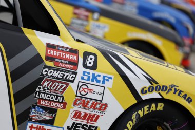 GRANT ENFINGER (9) Zip Buy Now 'a katılmaya hazırlanıyor, sonra Ridgeway, VA Martinsville Speedway' de 200 dolar ödüyor..