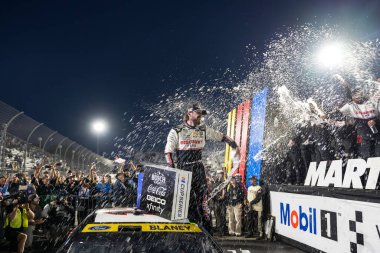 NASCAR Cup Serisi sürücüsü RYAN BLANEY (12), Ridgeway, VA 'daki Martinsville Speedway' de Xfinity 500 için zaferini kutluyor..