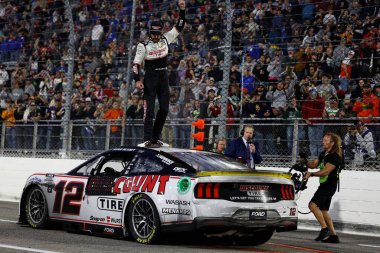 RYAN BLANEY (12), Ridgeway, VA 'daki Martinsville Speedway' de Xfinity 500 'ü kazandı..
