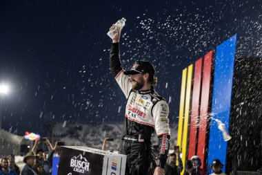 NASCAR Cup Serisi sürücüsü RYAN BLANEY (12), Ridgeway, VA 'daki Martinsville Speedway' de Xfinity 500 için zaferini kutluyor..