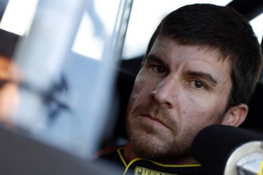 GRANT ENFINGER (9), Avondale, AZ 'deki Phoenix Yarış Pisti' nde NASCAR Craftsman Truck Şampiyonası 'na hazırlanıyor..