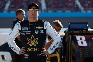 2009, 2024-Avondale, AZ; Las Vegas 'tan KYLE BUSCH (8), NV, Avondale, AZ' deki Phoenix Yarış Pisti 'nde NASCAR Kupası Şampiyonası' na katılmaya hazırlanıyor..