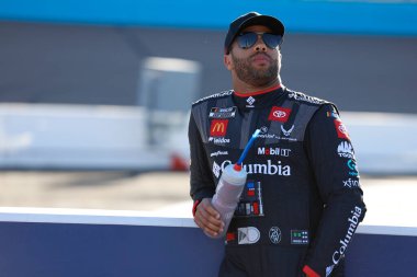 2009, 2024-Avondale, AZ; Mobile 'den BUBBA (23), AL, Avondale, AZ' deki Phoenix Yarış Pisti 'nde NASCAR Kupası Şampiyonası' na katılmaya hazırlanıyor..