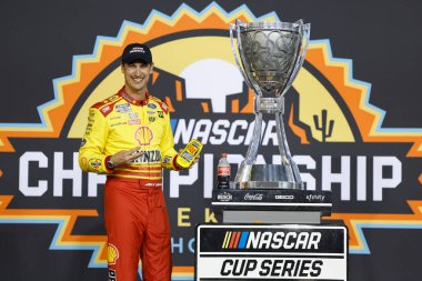 10 numara, 2024-Avondale, AZ; 22 numara JoEY LOGANO (Middletown, CT), Avondale, AZ 'de Phoenix Yarış Pisti' nde NASCAR Kupa Şampiyonası 'nı kazandı..