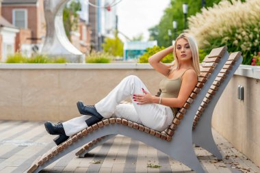 Güzel, genç bir kadın, baharın sıcağında güneşlenerek küçük tuhaf kasabasında geziniyor. Çiçeklerle ve temiz havayla çevrili, neşe saçıyor, huzur dolu yalnızlığın tadını çıkarıyor..