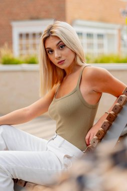 Güzel, genç bir kadın, baharın sıcağında güneşlenerek küçük tuhaf kasabasında geziniyor. Çiçeklerle ve temiz havayla çevrili, neşe saçıyor, huzur dolu yalnızlığın tadını çıkarıyor..