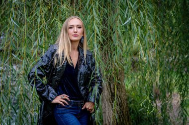 Çarpıcı bir manken defilesi doğanın güzelliği arasına düşer. Pahalı bir park gezisinde zarafet ve cazibe yayar..