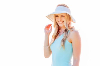 Genç, güzel, sarışın bir kadın kasabayı geziyor, büyüleyici yerel dükkanlara göz atıyor. Neşeli manzaranın, sıcak güneşin ve mükemmel havanın tadını çıkarıyor. Rahat ve neşeli bir günün tadını çıkarıyor.