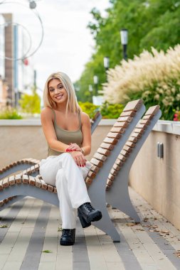 Güzel, genç bir kadın, baharın sıcağında güneşlenerek küçük tuhaf kasabasında geziniyor. Çiçeklerle ve temiz havayla çevrili, neşe saçıyor, huzur dolu yalnızlığın tadını çıkarıyor..