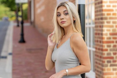 Güzel, genç bir kadın, baharın sıcağında güneşlenerek küçük tuhaf kasabasında geziniyor. Çiçeklerle ve temiz havayla çevrili, neşe saçıyor, huzur dolu yalnızlığın tadını çıkarıyor..