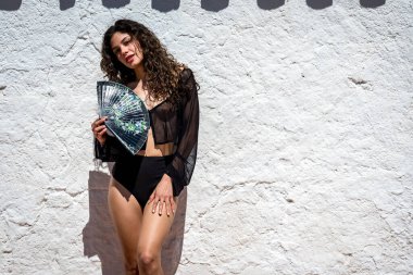 Esmer İspanyol iç çamaşırı modeli güneşli Cortijo alanlarında cazibesini sergiliyor. Güzelliği İspanyol ambiyansıyla uyumlu..