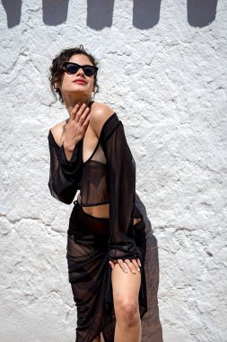 Esmer İspanyol iç çamaşırı modeli güneşli Cortijo alanlarında cazibesini sergiliyor. Güzelliği İspanyol ambiyansıyla uyumlu..