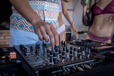 Heyecan verici bir DJ kalabalığı canlı ritimlerle dolduruyor, bir İspanyol partisinde atmosferi ateşliyor, hayranlar arasında heyecan yaratıyor..