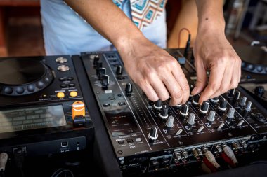 Heyecan verici bir DJ kalabalığı canlı ritimlerle dolduruyor, bir İspanyol partisinde atmosferi ateşliyor, hayranlar arasında heyecan yaratıyor..