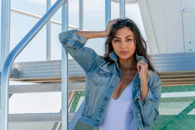 Göz kamaştırıcı melez bir bikini modeli güneşli bir plajda dinleniyor, parlayan tenini güneş öpüyor. Ferahlatıcı dalgaları, kendine güveni, zarafet ve güzellik saçan okyanus arkaplanını seviyor..