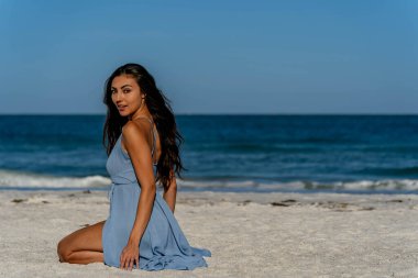 Göz kamaştırıcı melez bir bikini modeli güneşli bir plajda dinleniyor, parlayan tenini güneş öpüyor. Ferahlatıcı dalgaları, kendine güveni, zarafet ve güzellik saçan okyanus arkaplanını seviyor..