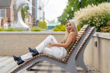 Güzel, genç bir kadın, baharın sıcağında güneşlenerek küçük tuhaf kasabasında geziniyor. Çiçeklerle ve temiz havayla çevrili, neşe saçıyor, huzur dolu yalnızlığın tadını çıkarıyor..