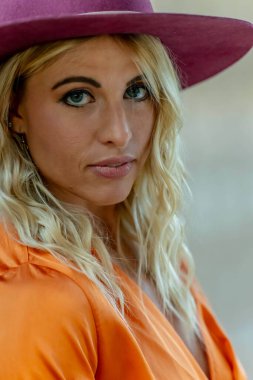 Güzel, genç bir kadın, baharın sıcağında güneşlenerek küçük tuhaf kasabasında geziniyor. Çiçeklerle ve temiz havayla çevrili, neşe saçıyor, huzur dolu yalnızlığın tadını çıkarıyor..