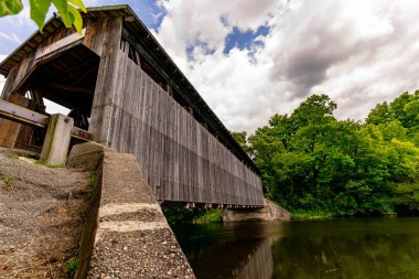 Lowell, Michigan 'daki tarihi ahşap köprü Fallasburg Kapalı Köprüsü otomatik trafiğe açık durumda. Grand Rapids 'e sadece 30 dakika mesafede, yerel tarihin büyüleyici bir parçası olarak duruyor..