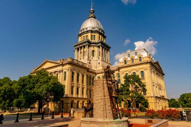 Springfield 'daki Illinois Eyalet Meclisi, Illinois' in 1818 eyaletinden bu yana altıncı meclis binasıdır. Fransız Rönesans Kubbesi, devletin zengin tarihi ve yönetimini sembolize ediyor..