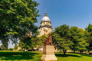 Springfield 'daki Illinois Eyalet Meclisi, Illinois' in 1818 eyaletinden bu yana altıncı meclis binasıdır. Fransız Rönesans Kubbesi, devletin zengin tarihi ve yönetimini sembolize ediyor..