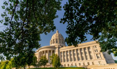 Jefferson City 'deki Missouri Eyalet Başkenti Genel Kurul ve yönetim ofislerine ev sahipliği yapar. 1917 'de tamamlanan ikonik kubbe gezginleri selamlıyor. Ulusal Kayıt Tarihi Yer simgesidir..