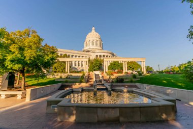 Jefferson City 'deki Missouri Eyalet Başkenti Genel Kurul ve yönetim ofislerine ev sahipliği yapar. 1917 'de tamamlanan ikonik kubbe gezginleri selamlıyor. Ulusal Kayıt Tarihi Yer simgesidir..