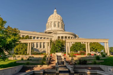 Jefferson City 'deki Missouri Eyalet Başkenti Genel Kurul ve yönetim ofislerine ev sahipliği yapar. 1917 'de tamamlanan ikonik kubbe gezginleri selamlıyor. Ulusal Kayıt Tarihi Yer simgesidir..