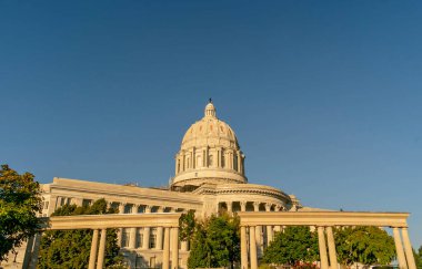 Jefferson City 'deki Missouri Eyalet Başkenti Genel Kurul ve yönetim ofislerine ev sahipliği yapar. 1917 'de tamamlanan ikonik kubbe gezginleri selamlıyor. Ulusal Kayıt Tarihi Yer simgesidir..