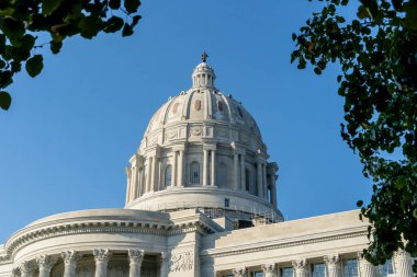 Jefferson City 'deki Missouri Eyalet Başkenti Genel Kurul ve yönetim ofislerine ev sahipliği yapar. 1917 'de tamamlanan ikonik kubbe gezginleri selamlıyor. Ulusal Kayıt Tarihi Yer simgesidir..