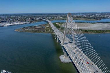Arthur Ravenel Jr. Köprüsü, Güney Carolina 'da Charleston ve Pleasant Dağı' nı birbirine bağlayan kablolu köprü. 1,546 ft 'lik ana açıklığı Batı Yarımküre' de üçüncü sırada yer almaktadır.