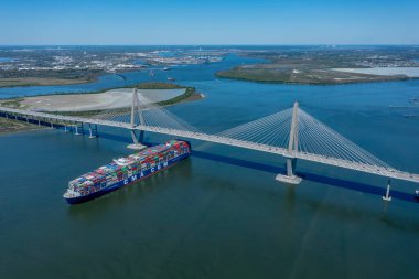 Arthur Ravenel Jr. Köprüsü, Güney Carolina 'da Charleston ve Pleasant Dağı' nı birbirine bağlayan kablolu köprü. 1,546 ft 'lik ana açıklığı Batı Yarımküre' de üçüncü sırada yer almaktadır.