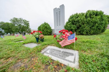 Meşhur Chicago mafyası Alphonse Capone, Mt. Carmel Mezarlığı, Hillside, Illinois, basit bir mezar taşı ile işaretlenmiş mütevazı bir aile mezarlığı diğer önemli işaretler arasında.