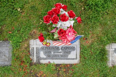 Meşhur Chicago mafyası Alphonse Capone, Mt. Carmel Mezarlığı, Hillside, Illinois, basit bir mezar taşı ile işaretlenmiş mütevazı bir aile mezarlığı diğer önemli işaretler arasında.