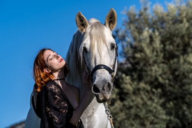 Muhteşem İspanyol bayan ve görkemli Endülüs atı güzelliği ve zarafeti yemyeşil tarlada somutlaştırıyor..