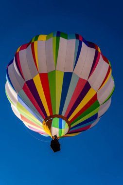 Tüm şekil ve renklerden oluşan canlı hava balonları açık mavi gökyüzüne doğru süzülür ve canlı bir sonbahar balonu festivalinde havayı heyecanla doldurur. Mevsimin güzelliğine karşı sahne nefes kesici..