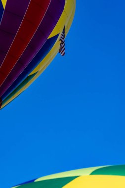 Tüm şekil ve renklerden oluşan canlı hava balonları açık mavi gökyüzüne doğru süzülür ve canlı bir sonbahar balonu festivalinde havayı heyecanla doldurur. Mevsimin güzelliğine karşı sahne nefes kesici..