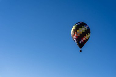 Tüm şekil ve renklerden oluşan canlı hava balonları açık mavi gökyüzüne doğru süzülür ve canlı bir sonbahar balonu festivalinde havayı heyecanla doldurur. Mevsimin güzelliğine karşı sahne nefes kesici..