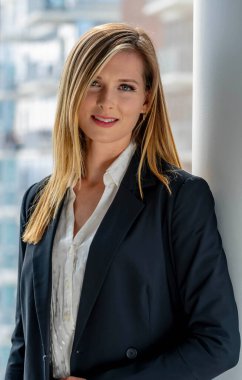 Çekici sarışın bir model şık, güneşli evinde rahat rahat giyiniyor. Onun sakin sabahı, şık iş gününe geçmeden önce tonu belirler..