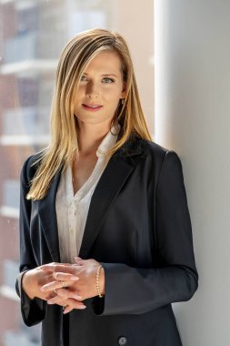 Çekici sarışın bir model şık, güneşli evinde rahat rahat giyiniyor. Onun sakin sabahı, şık iş gününe geçmeden önce tonu belirler..