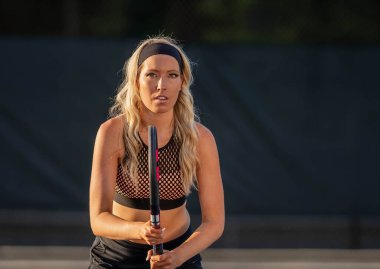 Enerjiyle parlayan genç ve güzel bir atlet, parlak yaz güneşi altında yoğun bir tenis turu atıyor. Onun hızlı hareketleri ve odaklanmış bakışları zarafeti, gücü ve oyuna olan tutkusunu simgeliyor..