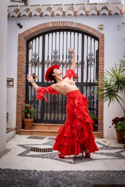 Büyüleyici üstsüz İspanyol modeli, Frigiliana sokaklarında geleneksel kıyafetlerini sergiliyor..