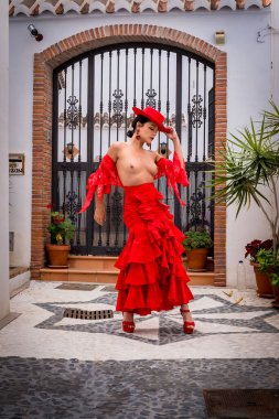 Büyüleyici üstsüz İspanyol modeli, Frigiliana sokaklarında geleneksel kıyafetlerini sergiliyor..