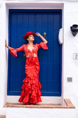 Çarpıcı İspanyol modeli, Frigiliana sokaklarında geleneksel kıyafetlerini sergiliyor..