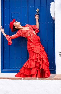 Çarpıcı İspanyol modeli, Frigiliana sokaklarında geleneksel kıyafetlerini sergiliyor..