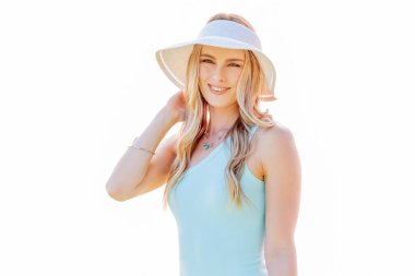 Genç, güzel, sarışın bir kadın kasabayı geziyor, büyüleyici yerel dükkanlara göz atıyor. Neşeli manzaranın, sıcak güneşin ve mükemmel havanın tadını çıkarıyor. Rahat ve neşeli bir günün tadını çıkarıyor.