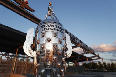 Indianapolis, Indiana 'daki Indianapolis 500' den önce, Indianapolis Motor Yarış Pisti 'nin önünde duruyor..
