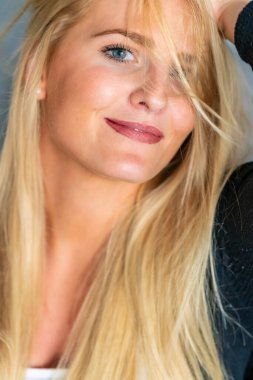 Muhteşem bir sarışın model işten önce evde vakit geçirmekten hoşlanıyor.