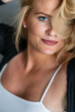 Muhteşem bir sarışın model işten önce evde vakit geçirmekten hoşlanıyor.